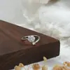 Anel Aberto Personalizado Banhado a Ouro Real com Zircônia Micro-Incrustada para Mulheres, Anel de Pétala com Design de Nicho, Anel Minimalista para Dedo Indicador