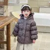Jaqueta Grossa de Algodão com Forro de Lã para Meninas 2026 Nova de Inverno, Casaco Quente Estiloso Estilo Coreano com Capuz Floral para Bebês e Crianças Pequenas