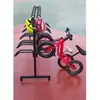 Se colocan expositores en fila, estanterías de exhibición, soportes para tiendas, estantes, bicicletas, estacionamiento, bicicletas de montaña, otros