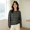 Cardigã de tricô listrado bicolor para mulheres, novo estilo primavera/outono 2026, caimento solto, emagrecedor, versátil, adequado para figuras pequenas, jaqueta suéter top
