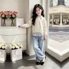 Conjunto de dos piezas para niña 2026, diseño moderno estilo coreano, sudadera de manga larga de imitación de dos piezas y pantalones vaqueros casuales holgados