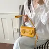 Bolso Pequeño Cuadrado Rosa de Diseño de Nicho para Mujer, Nuevo Modelo 2026, Bolso Cruzado de Hombro con Doble Hebilla, Bolso Versátil Retro para el Trabajo