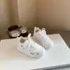 Tênis Brancos Infantis 2026 Primavera Novos Sapatos Casuais de Desenho Animado para Crianças, Tênis de Skate para Meninas, Tênis Esportivos Versáteis para Meninos Tendência