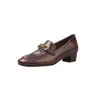 Mocassins Elegantes para o Dia a Dia em Couro Bovino Texturizado com Fivela Quadrada de Metal, Estilo 2026, Salto Médio Robusto, Bico Redondo, Couro Genuíno, Sapatos de Corte Profundo