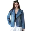 Foto Real de Chaqueta de Mezclilla Azul de Moda con un Diseño Elegante, Nuevo Estilo Versátil para Primavera y Otoño