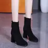 Botas femininas de tornozelo pretas em camurça, bico quadrado, salto grosso, nova coleção de inverno 2026, salto alto, ajuste slim, cano curto, que aumenta a altura, botas estilo Martin