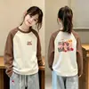 Camiseta interior térmica para niña con forro polar, autocalentable, nuevo estilo otoño/invierno, moderna, cuello redondo, cálida, top de manga larga con retazos para bebés