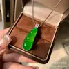 Péndulo de Hoja Verde Hielo de Calcedonia Natural Más Vendido en Transmisión en Vivo, Ramas Doradas en Forma de Hoja y Hojas de Jade, Péndulo de Ágata Chapado en Plata 925 al por Mayor