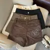 Toma real de shorts casuales de estilo coreano elegantes de gamuza bordada para mujer para otoño e invierno de 2026, con un diseño simple y elegante y corte de pierna ancha