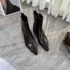 Botas de Cano Curto de Couro Plissado Bico Fino Estilo Francês Outono/Inverno 2026 para Mulheres Salto Grosso Zíper Lateral Elegantes Emagrecedoras Botas para o Dia a Dia Femininas