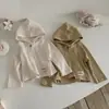 Blusa com capuz de manga longa em malha canelada estilo INS para bebês e crianças pequenas, com botão único e acabamento em renda com letras em inglês para meninas
