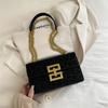 2025 Nova Bolsa de Ombro da Moda Bolsa Feminina Retrô Europeia e Americana Bolsa Quadrada Pequena com Corrente da Moda Textura de Fecho Bolsa Transversal