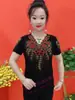 Camiseta Base de Seda Helada Elástica de Colores con Pedrería, Cuello en V, Manga Corta, Nuevo Estilo de Verano, Tallas Grandes, Versátil y a la Moda, Top para Mamá