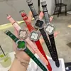 Nuevo dial de superficie de concha de trébol de cuatro hojas totalmente de diamantes correa de moda para mujer reloj de pulsera de cuarzo de tres agujas reloj de pulsera venta al por mayor