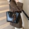 Bolsa tote grande de trabalho para outono e inverno, bolsa tote feminina de grande capacidade, nova bolsa de ombro retrô da moda, bolsa de axila de alta qualidade, 2024