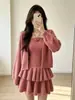 Conjunto de estilo dulce y delicado 2026 otoño e invierno nuevo conjunto de dos piezas para mujer: vestido de punto con cuello halter y cárdigan