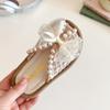 Sapatos Infantis Estilosos Novo Estilo 2026 Verão Sandálias Femininas Slip-On com Pérolas Chinelos Infantis de Moda Tendência