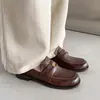 Mocassins de Couro Bovino Super Estilosos e de Alta Qualidade com Design de Moeda para o Dia a Dia, Coleção Primavera 2026, Salto Baixo Bloco, Bico Redondo, Couro Genuíno, Sapatos de Corte Profundo Únicos para Mulheres