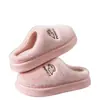 Las pantuflas de peluche son imprescindibles para el hogar, suaves, cómodas, lindas, con bordados de dibujos animados y cálidas pantuflas de interior