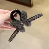 Grampo de garra de borboleta com strass de alta qualidade e alta resistência, grampo de tubarão grande para prender penteados na parte de trás da cabeça, acessório de cabelo moderno e versátil
