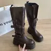 Diseño que aumenta la altura para personas menudas, botas altas Rad 2026 con suelas gruesas, estilo coreano de nicho, nuevas botas de jinete para otoño e invierno con una hermosa suela gruesa