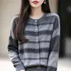 Cárdigan de Punto Rayado Estilo Coreano Retro para Mujer, Cárdigan Suéter Suave y Esponjoso de Cuello Redondo Otoño/Invierno, Ropa de Abrigo Versátil y Cálida para Figuras Pequeñas