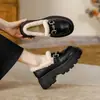 Sapatos femininos de sola grossa com altura oculta de pelúcia novos de inverno em fleece britânico sapatos pequenos de couro slip-on mocassins sapatos de neve