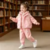 Conjunto Elegante de Otoño e Invierno para Niñas 2026 Nueva Moda de Invierno Chaleco Grueso de Dibujos Animados de Gato para Niños Conjunto de Tres Piezas Moderno