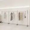 Expositor de tienda de ropa de pie de acero inoxidable isla negra barra colgante plateada estanterías para tienda de ropa de mujer expositor