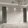 Pegatina de pared de fondo de TV estilo simple de lujo ligero, tela de pared imitación mármol, papel tapiz de película y televisión de metal a rayas moderno para sala de estar