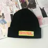 Estilo Coreano Nuevo Llegado Sombrero Redondo de Lana Etiquetado Sombrero de Punto de Letras de Parche de Moda para Mujer Sombrero de Punto Cálido de Moda para Mujer