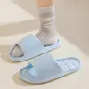 Chinelos Domésticos de Cor Sólida para Mulheres, Novo Estilo, Simples e Versáteis, com Solado Grosso, Antiderrapantes de Verão, de Secagem Rápida, Adequados para Casais, Podem Ser Usados na Rua, com uma Sensação Macia e Confortável