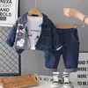 Roupas Infantis Conjunto de Primavera e Outono para Meninos 2026 Novo Estilo Jaqueta Jeans para Bebê Conjunto de Três Peças de Manga Longa Infantil Tendência Atacado