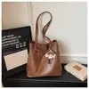Bolsa Retrô Versátil para Mulheres 2026 Novo Design Nicho Grande Capacidade Bolsa de Ombro/Axila com Toque de Luxo para o Trabalho Macia