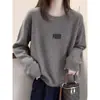Camiseta feminina estilosa e versátil de manga longa com gola redonda, feita de tecido de fleece escovado e com um corte que valoriza o corpo, perfeita como camada base para o outono