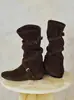 Botas de moda estilo retrô, novas botas femininas simples e estilosas com fivela de cinto e design plissado, botas versáteis de tecido de cano médio 2026