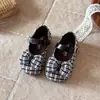Zapatos retro de bebé a cuadros estilo coreano, con un bonito lazo y diseño de princesa, con cierre de velcro y apertura poco profunda, modernos para niños