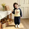 Conjunto infantil, estilo coreano, design novo, moletom redondo de manga longa em blocos de cor e renda na cor bebê com calça jogger combinando, doce conjunto de duas peças
