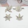 Broche de aleación irregular con incrustaciones de diamantes de imitación hojas copo de nieve molino de viento pin decoración para ropa bolsa broche galvanizado venta al por mayor