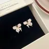 Pendientes de Flor de Cristal y Mariposa Moda Tendencia Versátil Fresco Dulce Pendientes de Botón de Gama Alta Pendientes de Concha Natural