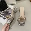 Sandalias versátiles de una tira decoradas con flor de cristal, nuevas zapatillas de exterior de estilo de hada para mujer, verano 2026