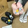 Nuevos Zuecos Versátiles de Otoño e Invierno Estilo Nuevo, Conejito Azul Lindo, Limón, Gato Kt de Dibujos Animados, con Charms para Zapatos