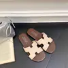 Chinelos Planos para Mulheres, Moda de Verão, Uso Externo, Chinelos de Couro com Solado Plano, Sandálias Slide Versáteis da Moda, Off-White