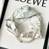 Colar de Pérolas Grandes Floral Bege com Fecho Magnético, Lenço de Seda Pequeno para Mulheres, Proteção de Pescoço para Outono, Lenço Estiloso de Luxo Leve, Estilo Fino