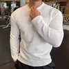 Camiseta atlética acanalada estilo americano, diseñada para hombres musculosos, suave y duradera, con cuello pequeño, mangas largas, adecuada para entrenamiento de fitness, correr y como capa base.