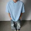 Camisa Texturizada com Decote Diagonal Irregular de Manga Curta para Homem, Estilo Coreano de Verão, Camisa de Meia Manga Estilo Preguiçoso Estilo Chinês