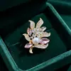 Broche de cristal de strass de alta gama estilo coreano, pasador de aleación, accesorio anti-exposición, broche floral moderno y exquisito, venta al por mayor
