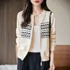 Suéter de Tricô Jacquard com Blocos de Cor e Gola Redonda Outono/Inverno 2025 para Mulheres Jaqueta Cardigã de Algodão Puro com Design de Zíper Duplo Outono/Inverno Novo para Mulheres