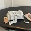 Bolso de axila de diseño nicho estilo coreano transfronterizo inspirado en motocicletas para mujer, con una elegante hebilla de cinturón, adecuado para ir al trabajo y se puede llevar como bolso de hombro o bolso cruzado.