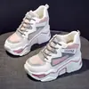 Sapatos de Pai Super Salto Alto Estilo Primavera/Verão Feminino Plataforma com Elevação Interna Sapatos Femininos da Moda Versátil Salto Grosso Confortáveis Sapatos Casuais Esportivos